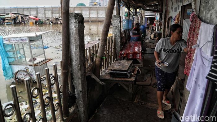 Permukiman Kumuh di Jakarta Di balik gemerlapnya Kota Jakarta, ada sejumlah permukiman kumuh yang turut menghiasi ibu kota. Salah satunya berada di kawasan Muara Angke, Jakarta Utara.