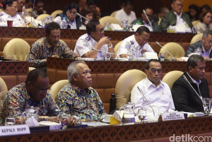 Sinergi Budi Karya dan Basuki Bahas Infrastruktur Pariwisata Komisi V DPR RI memanggil Menteri Perhubungan Budi Karya Sumadi dan Menteri PUPR Basuki Hadimuljono hari ini membahas infrastruktur transportasi pariwisata.