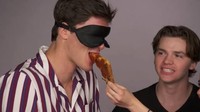 Nah, kalau momen yang satu ini adalah saat Jacob Elordi dan pemain The Kissing Both tengah membuat keseruan dengan menebak makanan apa yang dimakan. Foto: Istimewa