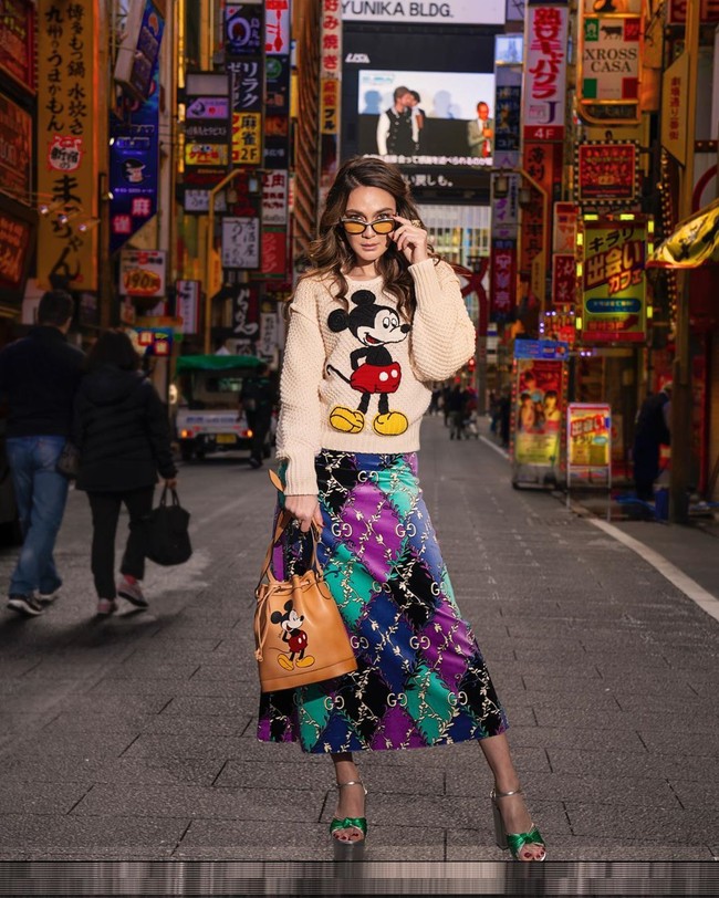 Luna Maya tampil playfull dengan busana dari Gucci from head to toe. Luna memadukan sweater bergambar Mickey Mouse dengan rok berlogo Gucci yang tampak kontras dengan atasannya. Foto: Instagram @ lunamaya