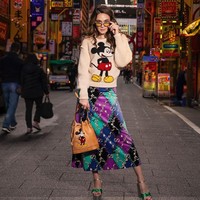Luna Maya tampil playfull dengan busana dari Gucci from head to toe. Luna memadukan sweater bergambar Mickey Mouse dengan rok berlogo Gucci yang tampak kontras dengan atasannya. Foto: Instagram @ lunamaya