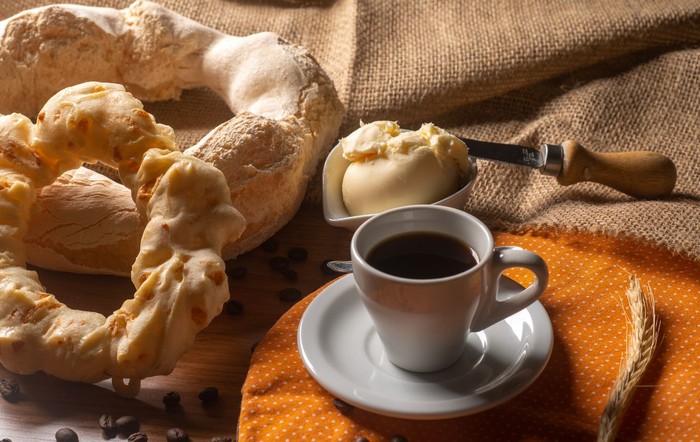 CafÃ© preto com biscoito de polvilho assado servido com cafÃ©.  Delicias da culinÃ¡ria de Minas Gerais. Comida tÃ­pica brasileira.