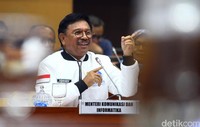 Menkominfo Johnny G Plate mengkoreksi program Merdeka Sinyal 2020. Ia menghapus angka 2020 dari program yang telah dicanangkan di era Menkominfo Rudiantara.