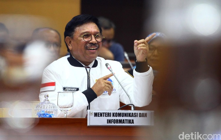 Menkominfo Johnny G Plate mengkoreksi program Merdeka Sinyal 2020. Ia menghapus angka 2020 dari program yang telah dicanangkan di era Menkominfo Rudiantara.