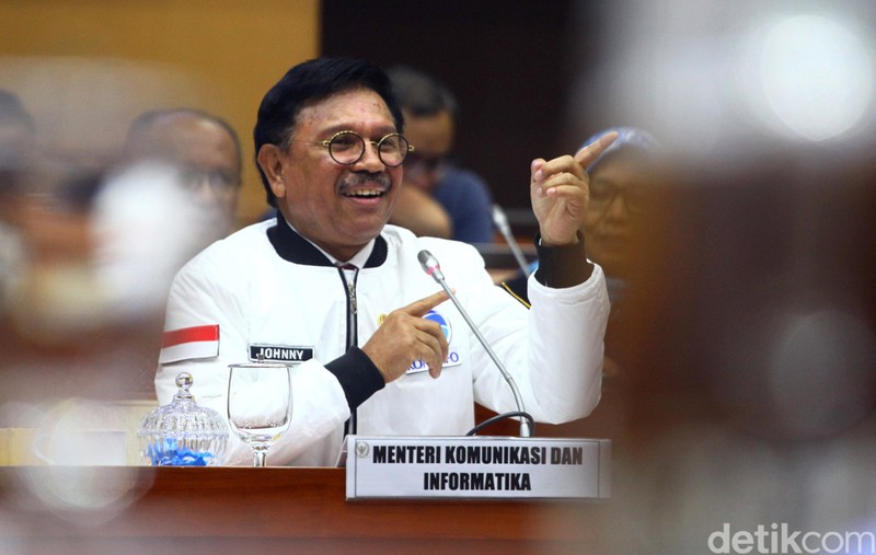 Menkominfo Johnny G Plate mengkoreksi program 'Merdeka Sinyal 2020'. Ia menghapus angka '2020' dari program yang telah dicanangkan di era Menkominfo Rudiantara.