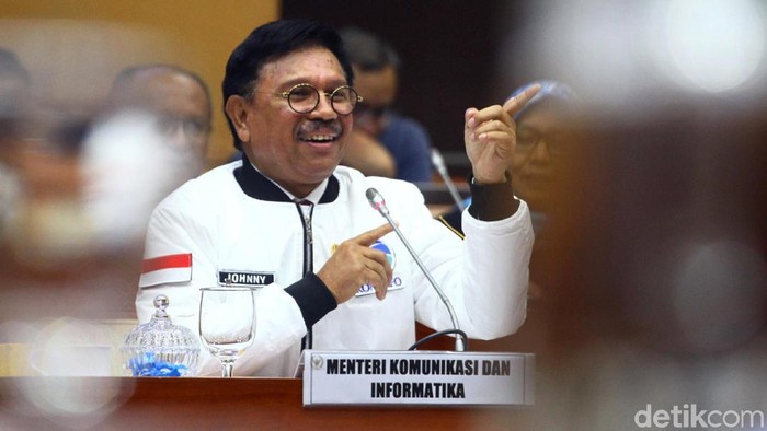 Menkominfo Johnny G Plate mengkoreksi program Merdeka Sinyal 2020. Ia menghapus angka 2020 dari program yang telah dicanangkan di era Menkominfo Rudiantara.