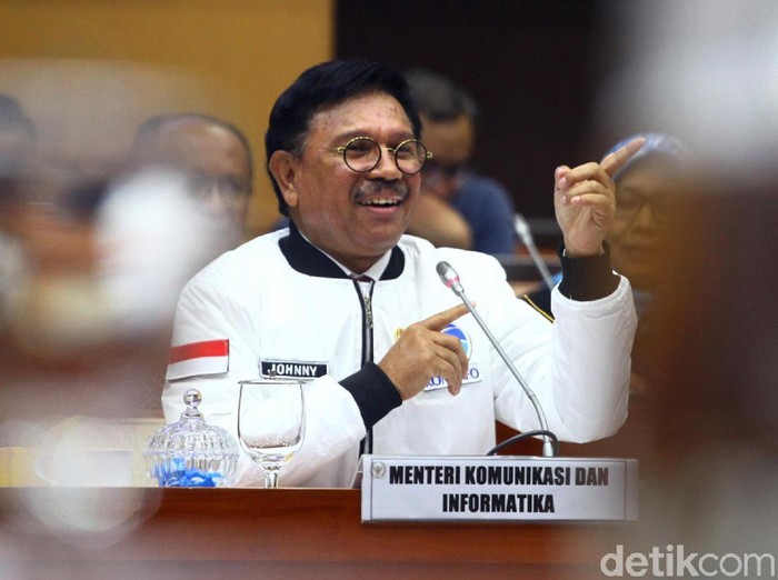 Menkominfo Johnny G Plate mengkoreksi program Merdeka Sinyal 2020. Ia menghapus angka 2020 dari program yang telah dicanangkan di era Menkominfo Rudiantara.