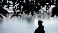 Sebagian warga datang sekadar untuk bersantai di pinggir waduk. 