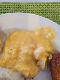 Keluarga Ini Klaim Sakit Usai Disuguhkan Ayam dan Sosis Mentah di Hotel Mewah