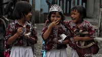Selain itu, pendidikan juga dapat menjadi salah satu alat untuk mengentaskan kemiskinan. Pendidikan yang merata bagi seluruh rakyat Indonesia dapat memberikan akses bagi anak-anak dari kelompok kurang mampu untuk mengembangkan bakat dan mampu bersaing dengan anak-anak lainnya guna menggapai cita-cita dan memperbaiki kehidupan keluarga.