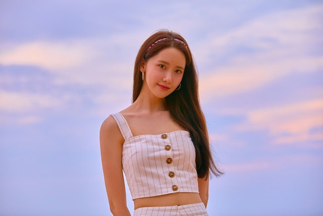 Yoona SNSD yang dikenal sebagai visual dalam grupnya. Ia dianggap punya kecantikan klasik khas Korea yang bikin banyak pria bahkan sesama idol terpukau. Foto: Twitter SNSD