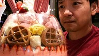 Berkunjung ke Bangkok, Thailand, Mike pesan hidangan es krim super besar dari waffle hingga strawberry. Foto: Instagram @mikexingchen