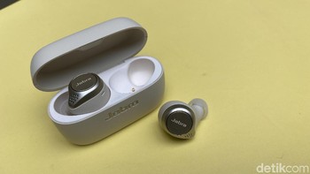 Lantaran mengantongi sertifikasi IP55, membuat Jabra Elite 75t tahan terhadap debu dan air. Foto: Adi Fida Rahman/detikINET