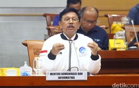Menkominfo Johnny G Plate mengkoreksi program Merdeka Sinyal 2020. Ia menghapus angka 2020 dari program yang telah dicanangkan di era Menkominfo Rudiantara.