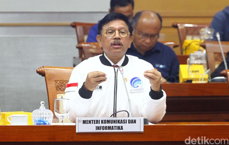 Menkominfo Johnny G Plate mengkoreksi program 'Merdeka Sinyal 2020'. Ia menghapus angka '2020' dari program yang telah dicanangkan di era Menkominfo Rudiantara.