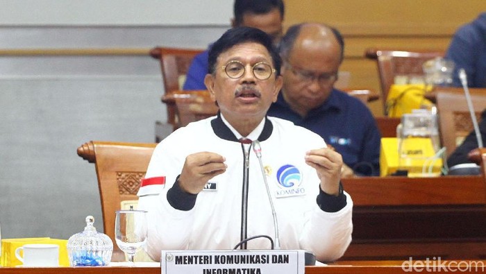 Menkominfo Johnny G Plate mengkoreksi program Merdeka Sinyal 2020. Ia menghapus angka 2020 dari program yang telah dicanangkan di era Menkominfo Rudiantara.
