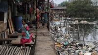 Para pendatang yang mayoritas berprofesi sebagai perajin ikan asin itu memanfaatkan lahan yang tak cukup luas di kawasan itu untuk membangun rumah.