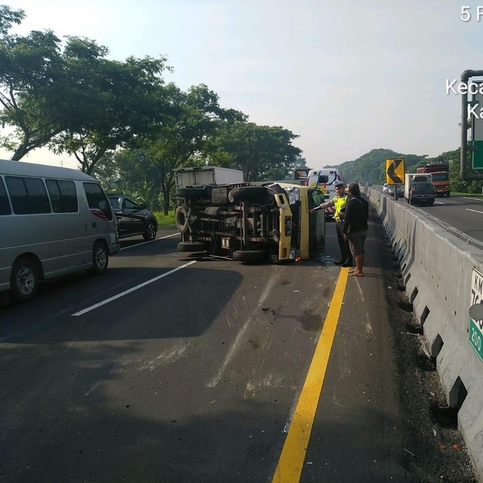 Sebuah truk boks terguling di Tol Sidoarjo. Dalam kecelakaan tersebut, satu orang mengalami luka-luka.