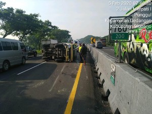 Sebuah Truk Terguling di Tol Sidoarjo hingga Tutup 2 Lajur