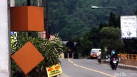 Menurut seorang warga bernama Cepi, Gapura tersebut jauh berbeda dengan gapura yang sebelumnya ada. Gapura sebelumnya memiliki nilai seni meski sederhana.