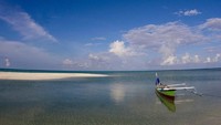Traveler bisa terbang menuju Selayar atau berkendara lewat jalur darat ditambah dengan naik kapal cepat. Setibanya di Selayar, hanya ada satu akses menuju Tinabo, yaitu jalur laut. (Ria Qorina/Istimewa)