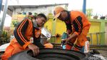 Petugas PPSU Sulap Ban Bekas Jadi Pot Cantik