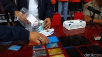 Ada pula beberapa ponsel, kartu ATM, buku tabungan, dan beberapa kartu identitas. Rilis itu akan dipimpin langsung oleh Kabid Humas Polda Metro Jaya Kombes Yusri Yunus.