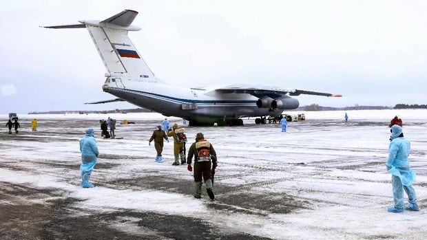 Pesawat militer Rusia yang membawa orang-orang yang dievakuasi dari China di tengah wabah virus corona