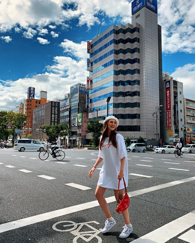 Street style white on white Luna Maya ini cocok untuk yang ingin bergaya #ootd simpel namun tetap stylish. Agar tak terlalu mononton, tambahkan elemen warna lain sebagai aksesori pada penampilanmu. Seperti Luna Maya yang memadupadankan tas merah pada penampilannya yang serba putih. Foto: Instagram @ lunamaya