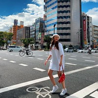 Street style white on white Luna Maya ini cocok untuk yang ingin bergaya #ootd simpel namun tetap stylish. Agar tak terlalu mononton, tambahkan elemen warna lain sebagai aksesori pada penampilanmu. Seperti Luna Maya yang memadupadankan tas merah pada penampilannya yang serba putih. Foto: Instagram @ lunamaya