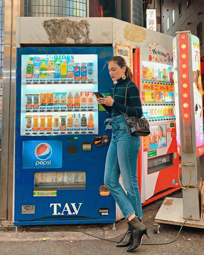 Boots dan jeans menjadi perpaduan yang sempurna untuk penampilan street style. Sontek gaya Luna Maya ini dengan boots dan high waist denim ini. Foto: Instagram @ lunamaya