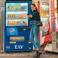 Boots dan jeans menjadi perpaduan yang sempurna untuk penampilan street style. Sontek gaya Luna Maya ini dengan boots dan high waist denim ini. Foto: Instagram @ lunamaya