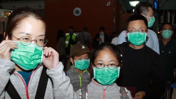 Penerbangan Terakhir Menuju China Sejumlah penumpang maskapai China Eastern tujuan Shanghai China mengantre untuk melakukan boarding di Terminal 3 Bandara Soekarno Hatta, Tangerang, Banten, Rabu (5/2/2020). China Eastern merupakan pesawat terakhir yang melakukan penerbangan setelah pemerintah Indonesia melalui Kementerian Perhubungan memutuskan mulai tanggal 5 Februari 2020 jam 00.00 WIB hingga batas waktu yang belum ditentukan, menunda penerbangan dari dan menuju daratan Cina terkait terus berkembangnya kasus penyebaran Novel Coronavirus. ANTARA FOTO/Muhammad Iqbal/aww.