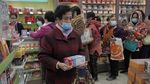 Antrean Panjang Pembeli Masker di Hong Kong