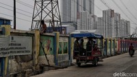 Di antara gedung-gedung bertingkat yang menghiasi Kota Jakarta, permukiman kumuh nampak tersembunyi di balik gedung-gedung tersebut. Salah satunya seperti di kawasan Muara Angke ini.