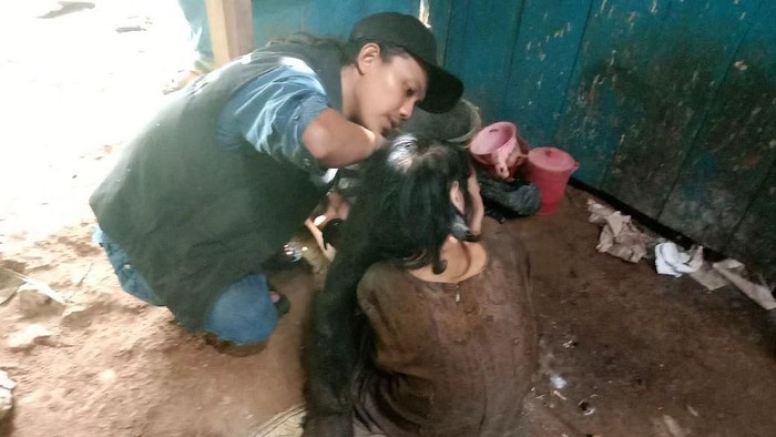 Potongan rambut gimbal Sukiyah (50) yang sempat jadi sarang tikus dan kecoak batal dikubur. Rambut gimbal itu rencananya bakal disimpan setelah dibersihkan.