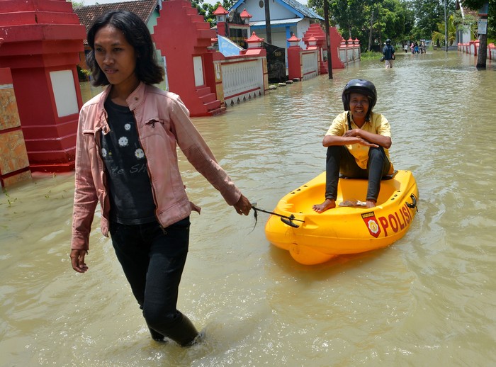 BANJIR DI MOJOKERTO Bocah bermain air di halaman TK Desa Tempuran, Kecamatan Sooko, Kabupaten Mojokerto, Jawa Timur, Rabu (5/2/2020). Dari data Pemerintah Desa, banjir akibat luapan sungai Avur Watudakon tersebut menggenangi ratusan rumah serta 896 jiwa di dua dusun. Mereka berharap ada solusi pemanen dari pemerintah untuk mengatasi banjir musiman itu. ANTARA FOTO/Syaiful Arif/foc.
