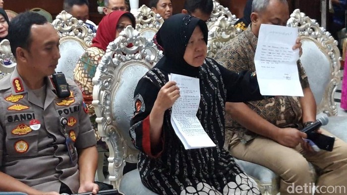 Wali Kota Surabaya Tri Rismaharini akhirnya memaafkan Zikria Dzatil, netizen yang telah menghinanya. Sebelumnya, Zikria meminta maaf secara terbuka kepada Risma