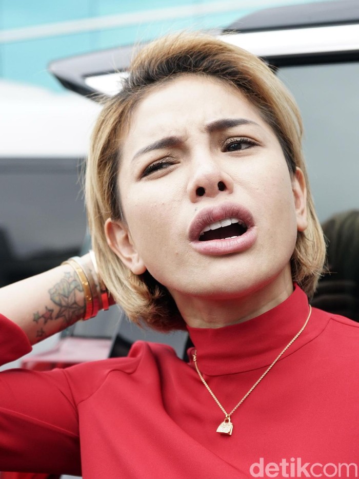 Nikita Mirzani Nikita Mirzani saat ditemui di studio Trans TV.
