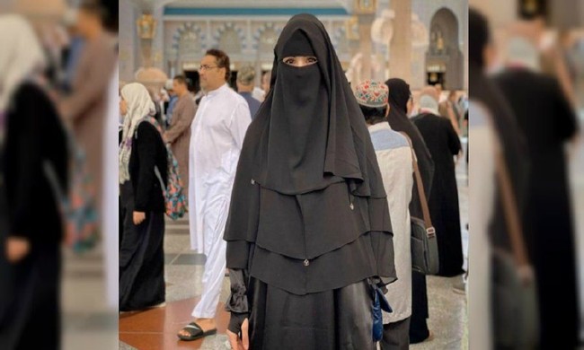 Pada 2019, Nur Sajat sempat menghebohkan Malaysia karena menjalankan ibadah umrah mengenakan busana muslim wanita. Pasalnya ia adalah seorang wanita transgender. Foto: Instagram