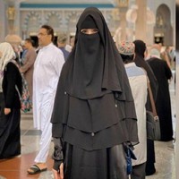 Pada 2019, Nur Sajat sempat menghebohkan Malaysia karena menjalankan ibadah umrah mengenakan busana muslim wanita. Pasalnya ia adalah seorang wanita transgender. Foto: Instagram