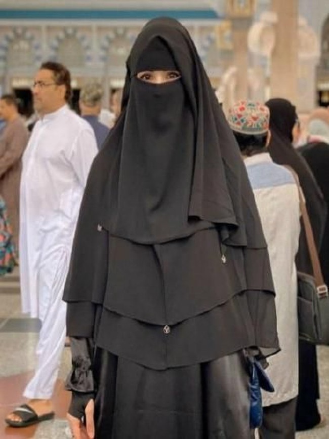 New Strait Times mengabarkan, berdasarkan dokumen Albayt Travel (M) Sdn Bhd, pengusaha kosmetik itu mendaftar umrah sebagai seorang pria. Namun ketika tiba di Tanah Suci, Nur Sajat mengklaim dirinya sebagai seorang khunsa atau hermafrodit (berkelamin dua jenis) kepada Mutawiff. (Foto: Instagram)