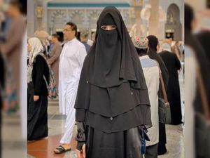 Transgender Kontroversial Ditangkap, Pernah Umrah Pakai Baju Wanita