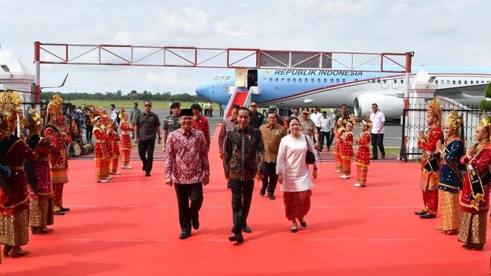 Presiden Bersama Rombongan di Bengkulu