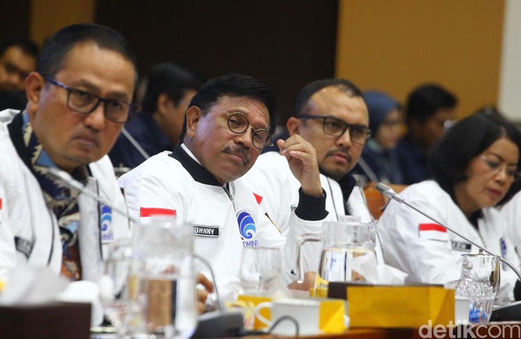 Menkominfo Johnny G Plate mengkoreksi program Merdeka Sinyal 2020. Ia menghapus angka 2020 dari program yang telah dicanangkan di era Menkominfo Rudiantara.