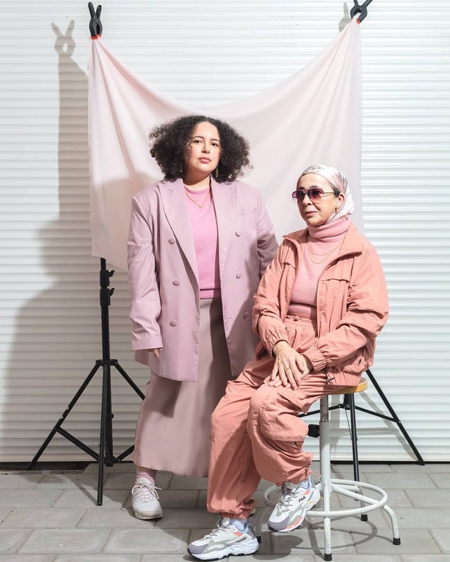 Meryem bukan hanya sekadar memotret sang ibu. Dia memiliki peran besar mendadani sang ibu hingga populer sebagai hijabers bergaya nyentrik. Seiring semakin populernya sang ibu, pengikut Instagramnya pun bertambah hingga kini mencapai lebih dari 38 ribu.Banyak pengikut dari Amerika Serikat dan Turki, karena orang yang mengira nama saya yang seperti orang Turki, ujar Meryem lagi. Foto: instagram @meryemsfirst.