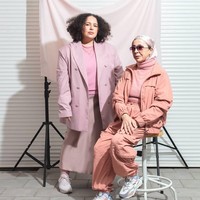 Meryem bukan hanya sekadar memotret sang ibu. Dia memiliki peran besar mendadani sang ibu hingga populer sebagai hijabers bergaya nyentrik. Seiring semakin populernya sang ibu, pengikut Instagramnya pun bertambah hingga kini mencapai lebih dari 38 ribu.Banyak pengikut dari Amerika Serikat dan Turki, karena orang yang mengira nama saya yang seperti orang Turki, ujar Meryem lagi. Foto: instagram @meryemsfirst.