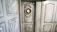 Piintunya pun memiliki desain unik. Ada kaca berbentuk lingkaran untuk mengintip ke dalam. (Loma Homes)