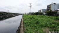 Tak hanya jogging track ada pula lahan parkir, fasilitas ibadah dan taman yang tersaji lengkap di area tersebut.
