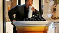 Hobi makan dan mendokumentasikan kulinerannya di berbagai negara. Food vlogger Mike Chen, punya banyak penggemar. Di YouTube hingga Instagram. Foto: Instagram @mikexingchen